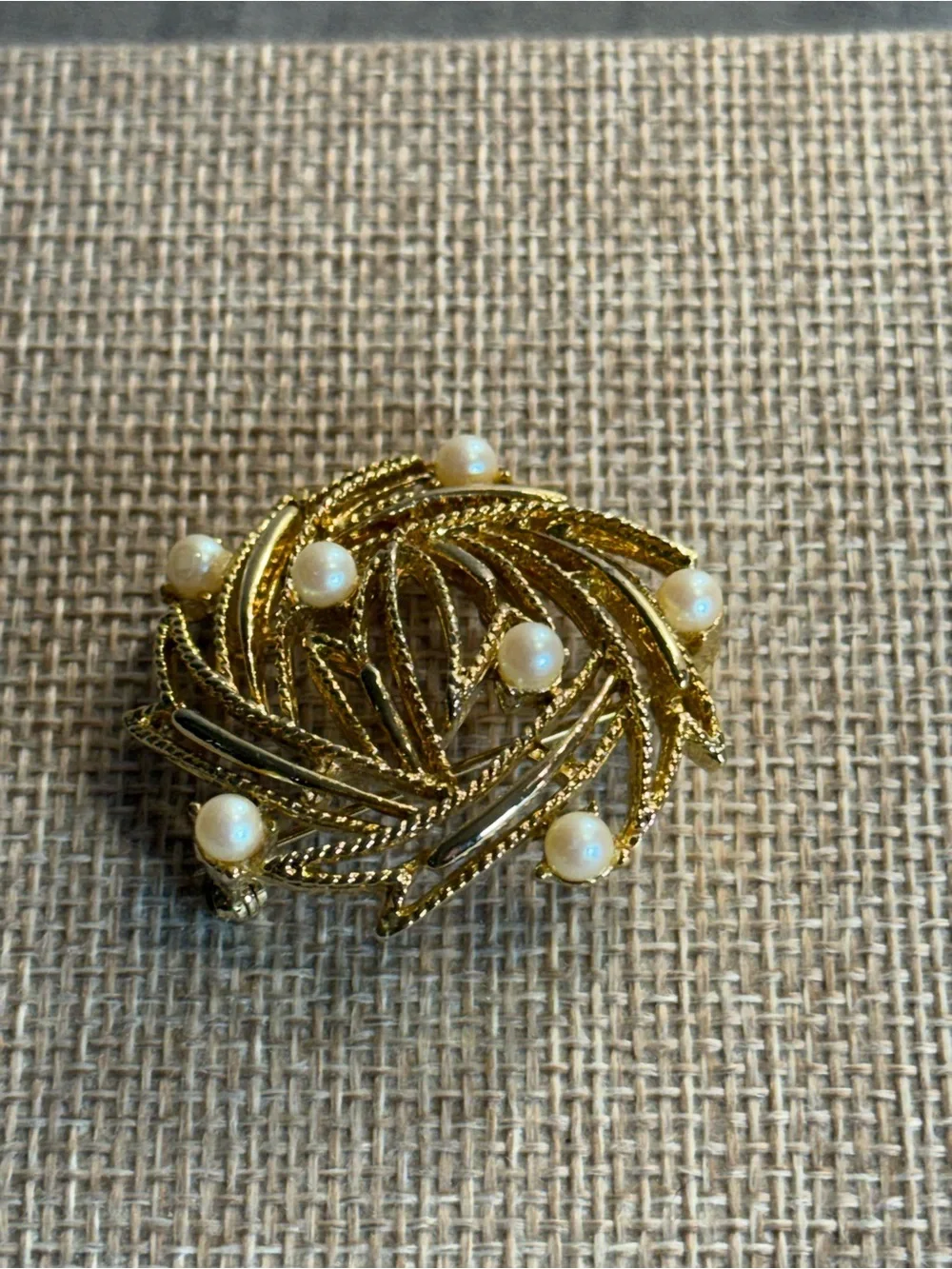 Vintage Textured Gold Tone Wreath‎ Brooch with Faux Pearl Accents Swirl MCM